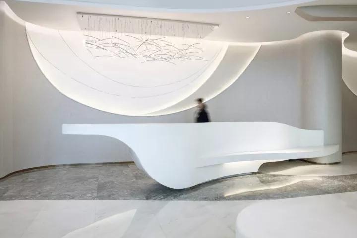 一個(gè)讓你仿若穿越時(shí)空的科技展廳，展示未來(lái)生活形態(tài)插圖